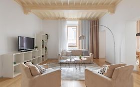 Iflat Navona White And Stylish Apartment